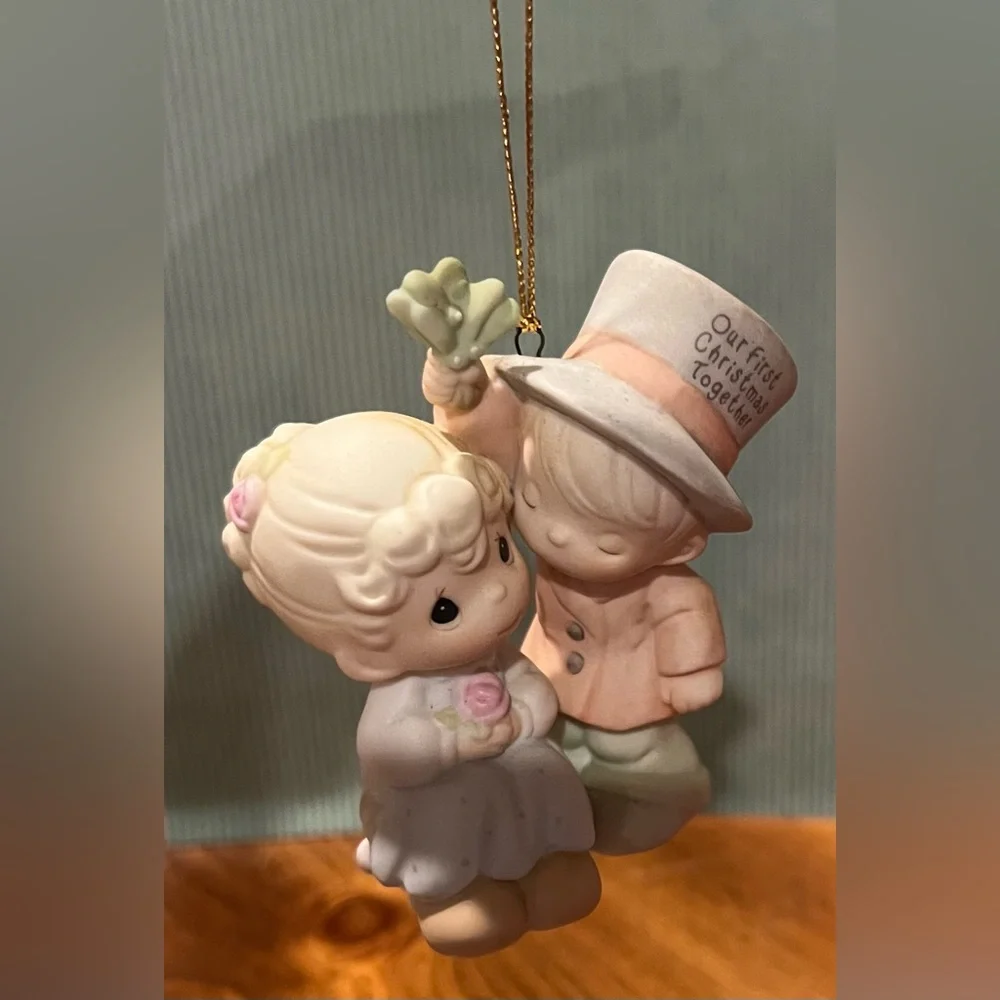 VTG PRECIOUS MOMENTS 2001 OUR FIRST CHRISTMAS TOGETHER PORCELAIN ORNAMENT 878855